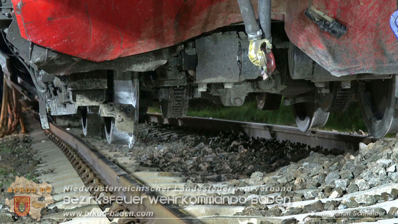 20250902_Pkw kollidiert mit Triebwagen der Aspangbahn in Günselsdorf Foto: Stefan Schneider BFKDO BADEN