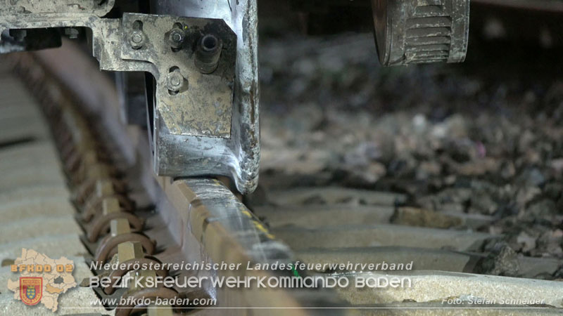 20250902_Pkw kollidiert mit Triebwagen der Aspangbahn in Günselsdorf Foto: Stefan Schneider BFKDO BADEN