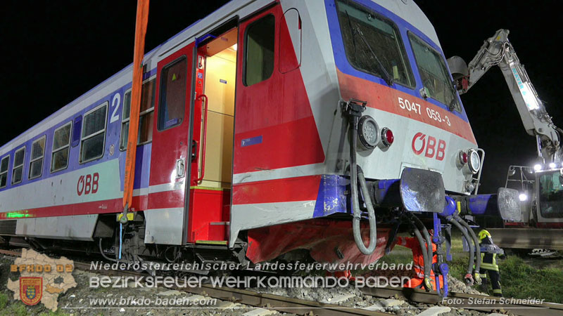 20250902_Pkw kollidiert mit Triebwagen der Aspangbahn in Günselsdorf Foto: Stefan Schneider BFKDO BADEN