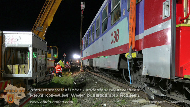 20250902_Pkw kollidiert mit Triebwagen der Aspangbahn in Günselsdorf Foto: Stefan Schneider BFKDO BADEN
