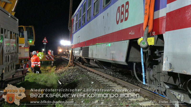 20250902_Pkw kollidiert mit Triebwagen der Aspangbahn in Günselsdorf Foto: Stefan Schneider BFKDO BADEN