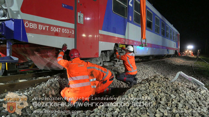 20250902_Pkw kollidiert mit Triebwagen der Aspangbahn in Günselsdorf Foto: Stefan Schneider BFKDO BADEN