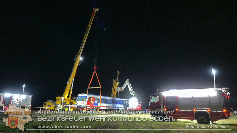 20250902_Pkw kollidiert mit Triebwagen der Aspangbahn in Günselsdorf Foto: Stefan Schneider BFKDO BADEN