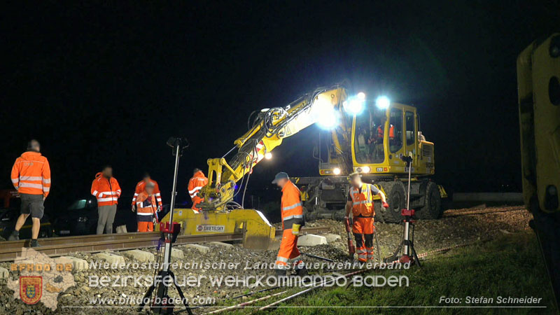 20250902_Pkw kollidiert mit Triebwagen der Aspangbahn in Günselsdorf Foto: Stefan Schneider BFKDO BADEN