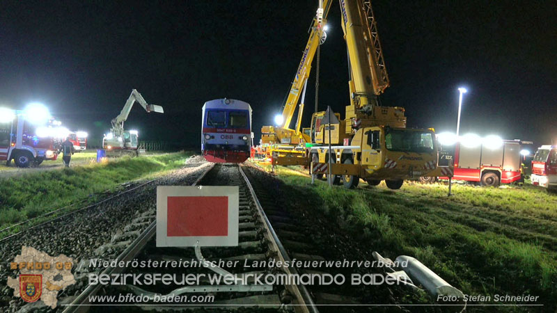20250902_Pkw kollidiert mit Triebwagen der Aspangbahn in Günselsdorf Foto: Stefan Schneider BFKDO BADEN