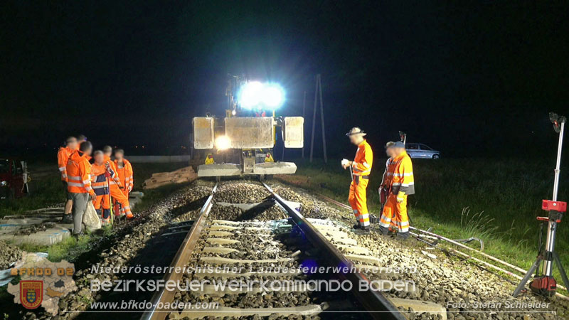 20250902_Pkw kollidiert mit Triebwagen der Aspangbahn in Günselsdorf Foto: Stefan Schneider BFKDO BADEN