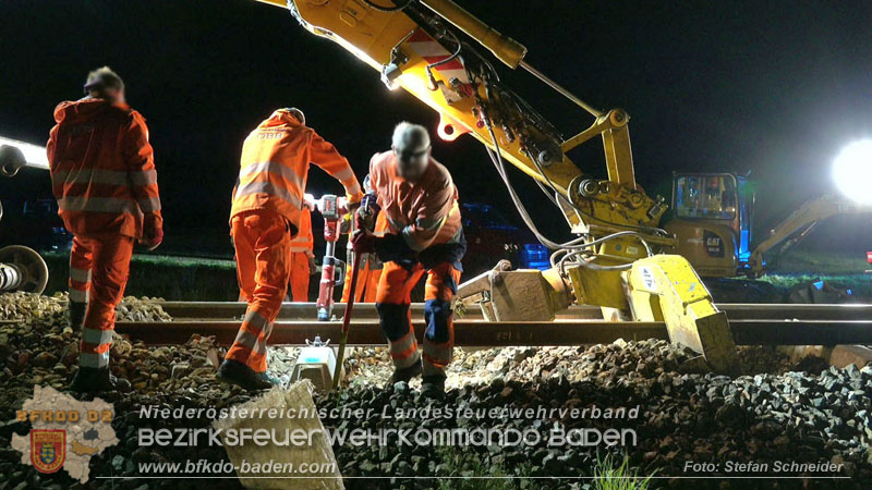 20250902_Pkw kollidiert mit Triebwagen der Aspangbahn in Günselsdorf Foto: Stefan Schneider BFKDO BADEN