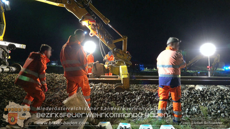 20250902_Pkw kollidiert mit Triebwagen der Aspangbahn in Günselsdorf Foto: Stefan Schneider BFKDO BADEN