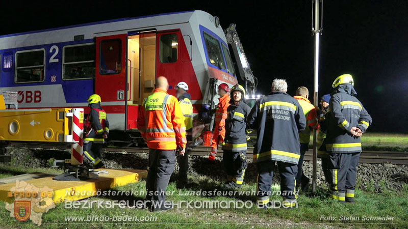 20250902_Pkw kollidiert mit Triebwagen der Aspangbahn in Günselsdorf Foto: Stefan Schneider BFKDO BADEN