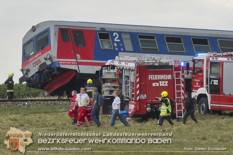 20250902_Pkw kollidiert mit Triebwagen der Aspangbahn in Günselsdorf   Foto: Stefan Schneider BFKDO BADEN