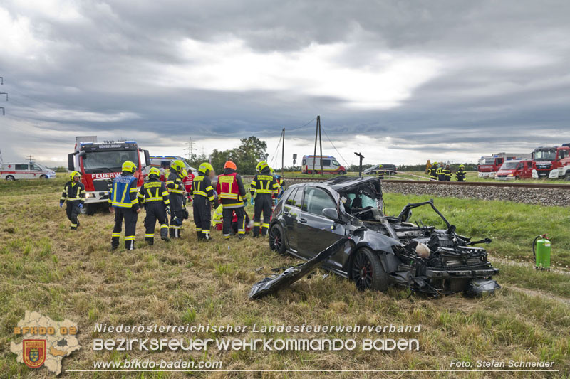 20250902_Pkw kollidiert mit Triebwagen der Aspangbahn in Günselsdorf   Foto: Stefan Schneider BFKDO BADEN