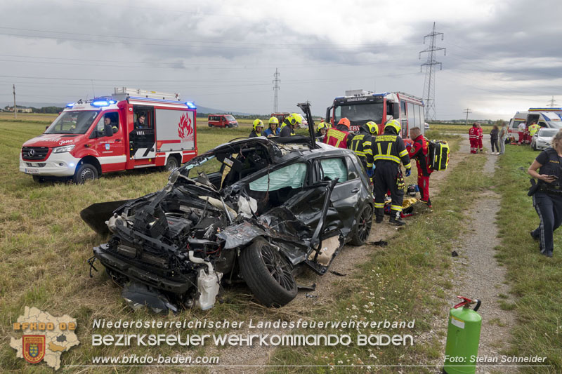 20250902_Pkw kollidiert mit Triebwagen der Aspangbahn in Günselsdorf   Foto: Stefan Schneider BFKDO BADEN
