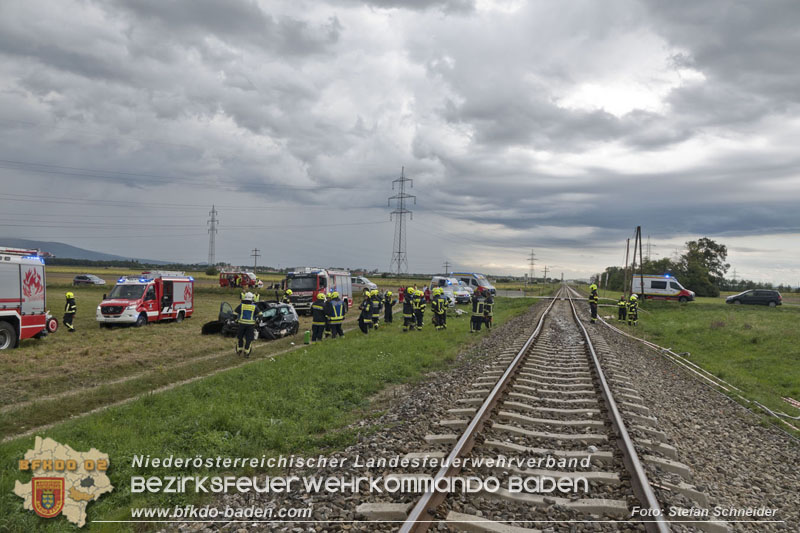 20250902_Pkw kollidiert mit Triebwagen der Aspangbahn in Günselsdorf   Foto: Stefan Schneider BFKDO BADEN