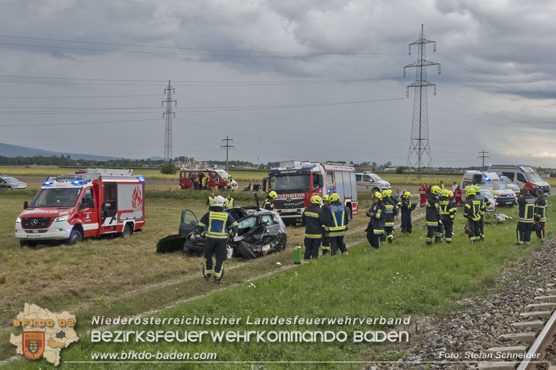 20250902_Pkw kollidiert mit Triebwagen der Aspangbahn in Günselsdorf   Foto: Stefan Schneider BFKDO BADEN