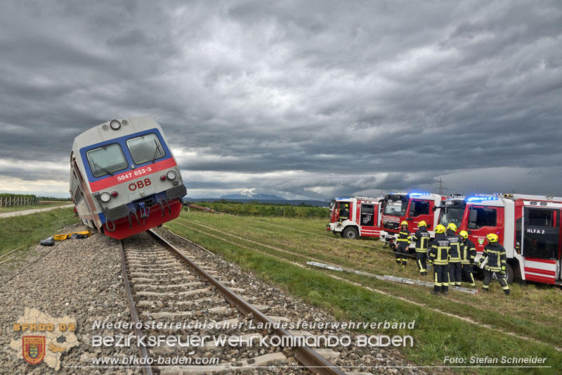 20250902_Pkw kollidiert mit Triebwagen der Aspangbahn in Günselsdorf   Foto: Stefan Schneider BFKDO BADEN