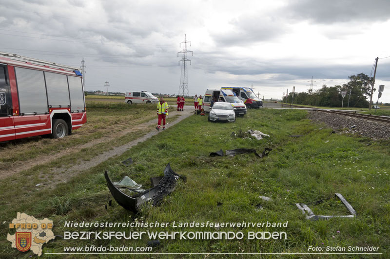 20250902_Pkw kollidiert mit Triebwagen der Aspangbahn in Günselsdorf   Foto: Stefan Schneider BFKDO BADEN