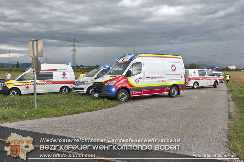 20250902_Pkw kollidiert mit Triebwagen der Aspangbahn in Günselsdorf   Foto: Stefan Schneider BFKDO BADEN