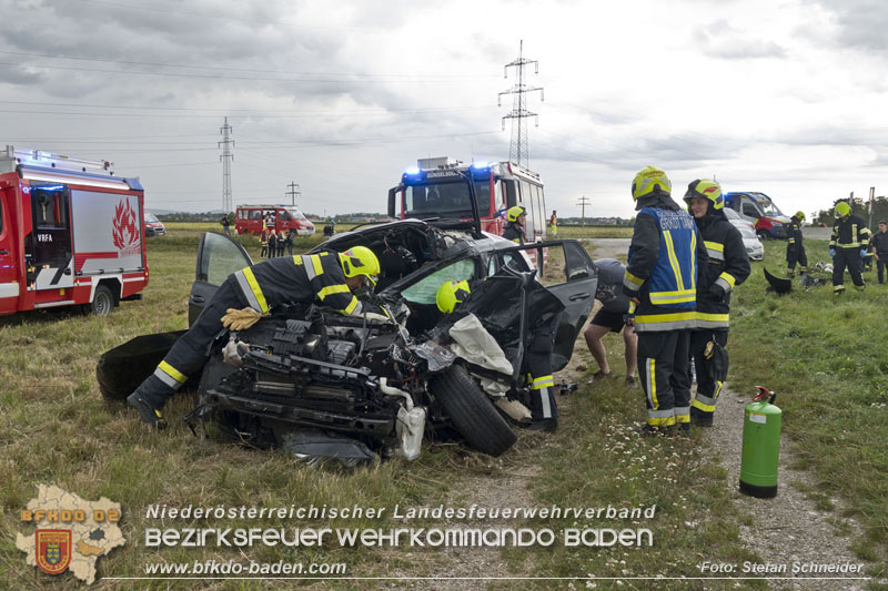 20250902_Pkw kollidiert mit Triebwagen der Aspangbahn in Günselsdorf   Foto: Stefan Schneider BFKDO BADEN