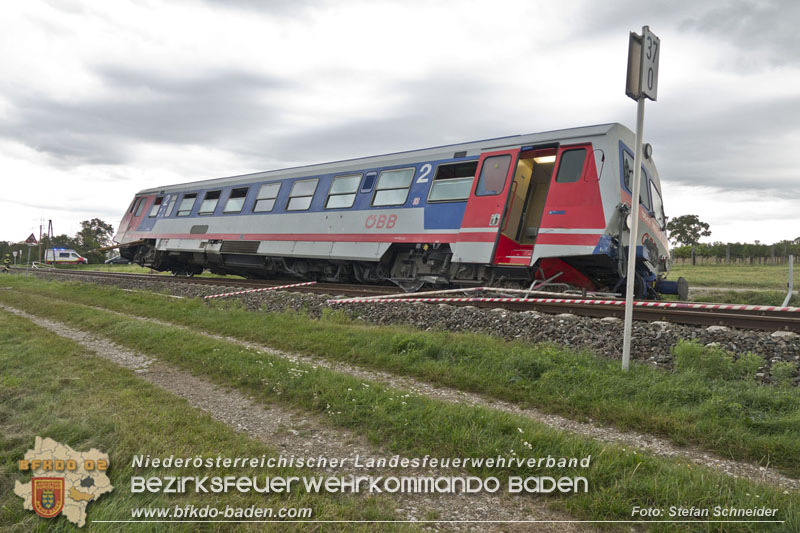 20250902_Pkw kollidiert mit Triebwagen der Aspangbahn in Günselsdorf   Foto: Stefan Schneider BFKDO BADEN