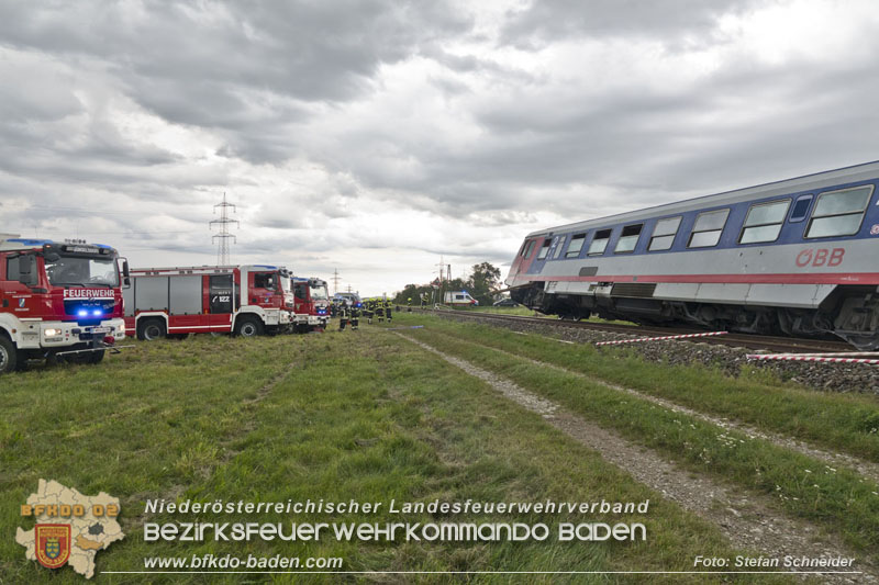 20250902_Pkw kollidiert mit Triebwagen der Aspangbahn in Günselsdorf   Foto: Stefan Schneider BFKDO BADEN