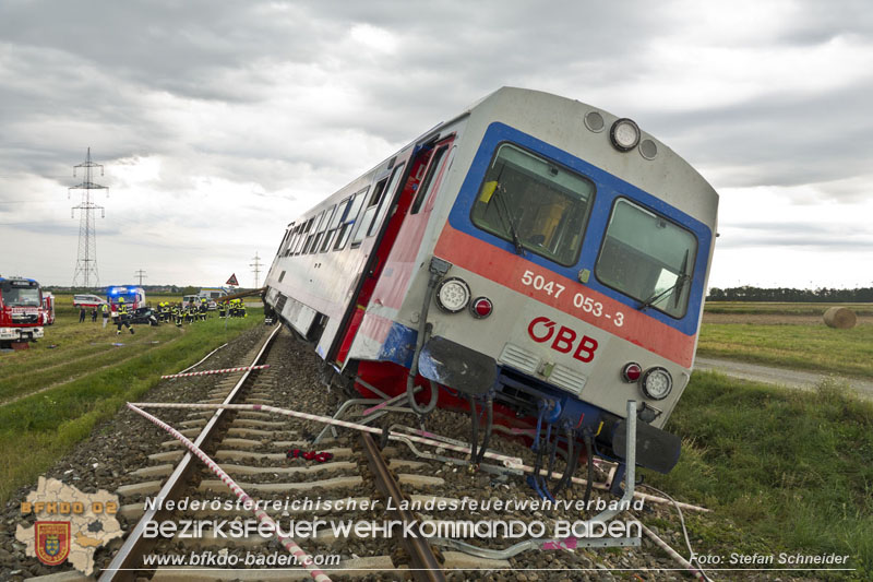 20250902_Pkw kollidiert mit Triebwagen der Aspangbahn in Günselsdorf   Foto: Stefan Schneider BFKDO BADEN