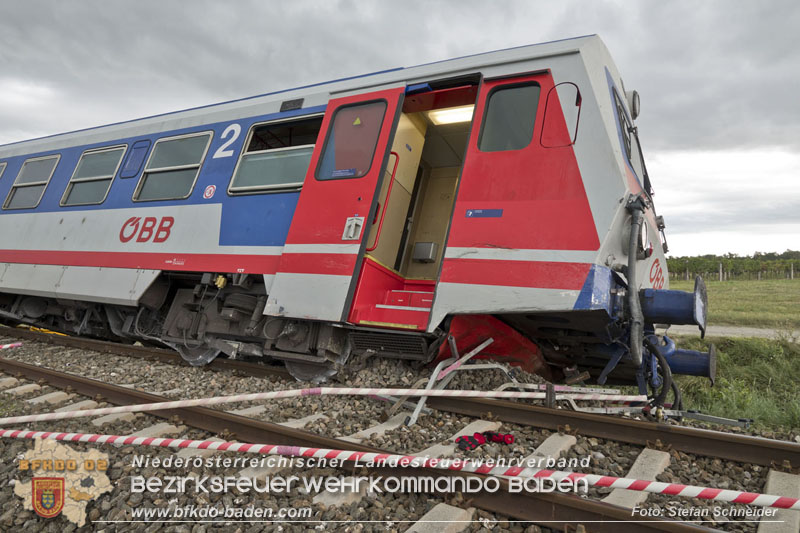 20250902_Pkw kollidiert mit Triebwagen der Aspangbahn in Günselsdorf   Foto: Stefan Schneider BFKDO BADEN