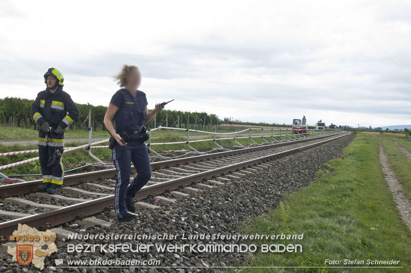 20250902_Pkw kollidiert mit Triebwagen der Aspangbahn in Günselsdorf   Foto: Stefan Schneider BFKDO BADEN