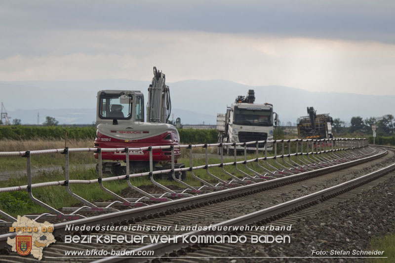 20250902_Pkw kollidiert mit Triebwagen der Aspangbahn in Günselsdorf   Foto: Stefan Schneider BFKDO BADEN