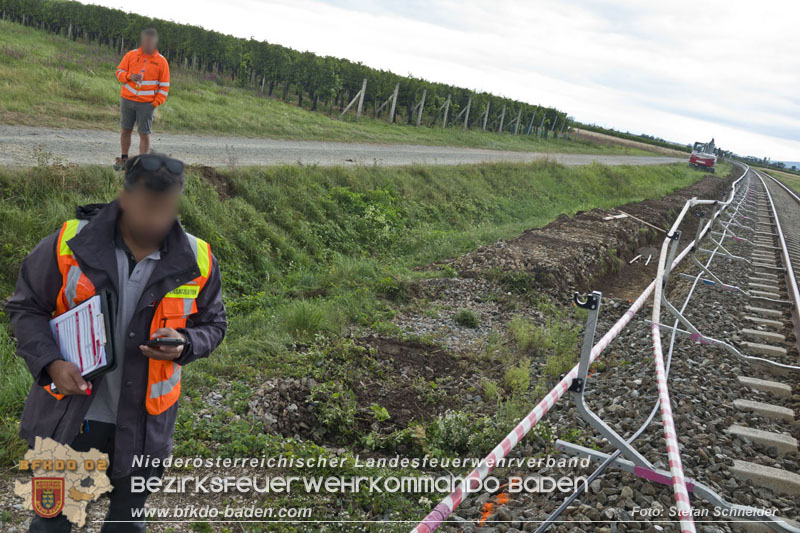 20250902_Pkw kollidiert mit Triebwagen der Aspangbahn in Günselsdorf   Foto: Stefan Schneider BFKDO BADEN