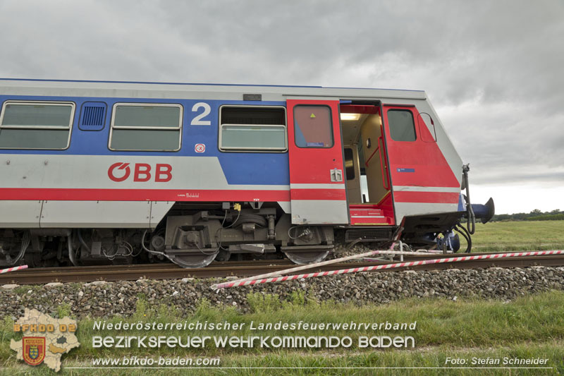 20250902_Pkw kollidiert mit Triebwagen der Aspangbahn in Günselsdorf   Foto: Stefan Schneider BFKDO BADEN