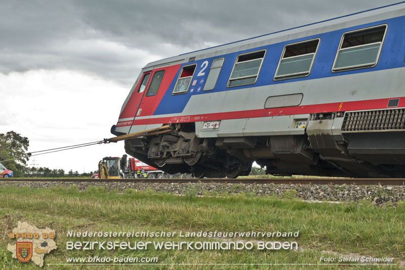 20250902_Pkw kollidiert mit Triebwagen der Aspangbahn in Günselsdorf   Foto: Stefan Schneider BFKDO BADEN