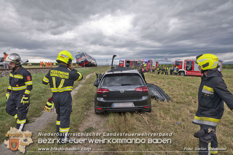 20250902_Pkw kollidiert mit Triebwagen der Aspangbahn in Günselsdorf   Foto: Stefan Schneider BFKDO BADEN