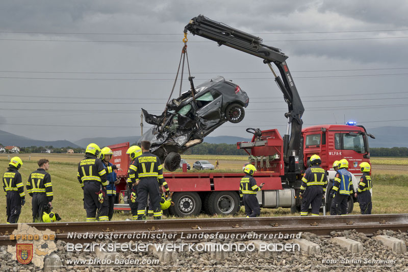 20250902_Pkw kollidiert mit Triebwagen der Aspangbahn in Günselsdorf   Foto: Stefan Schneider BFKDO BADEN