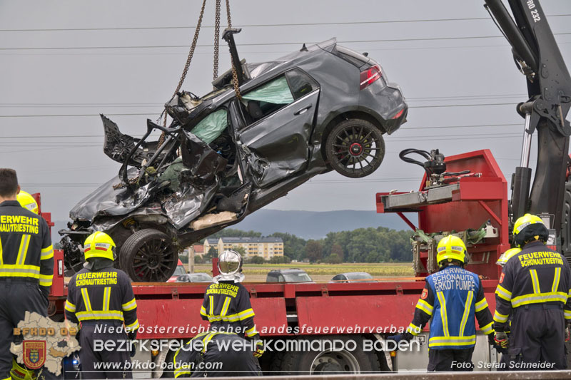 20250902_Pkw kollidiert mit Triebwagen der Aspangbahn in Günselsdorf   Foto: Stefan Schneider BFKDO BADEN