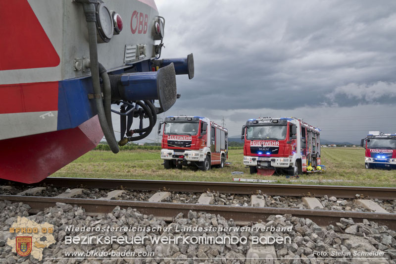 20250902_Pkw kollidiert mit Triebwagen der Aspangbahn in Günselsdorf   Foto: Stefan Schneider BFKDO BADEN