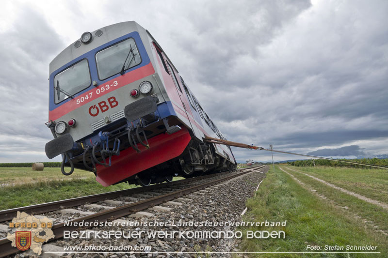 20250902_Pkw kollidiert mit Triebwagen der Aspangbahn in Günselsdorf   Foto: Stefan Schneider BFKDO BADEN