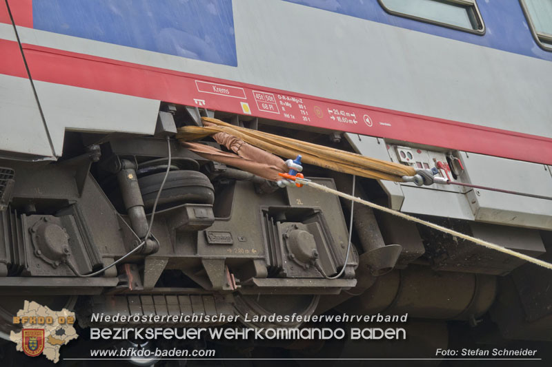 20250902_Pkw kollidiert mit Triebwagen der Aspangbahn in Günselsdorf   Foto: Stefan Schneider BFKDO BADEN