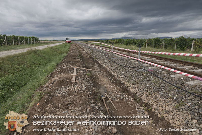 20250902_Pkw kollidiert mit Triebwagen der Aspangbahn in Günselsdorf   Foto: Stefan Schneider BFKDO BADEN