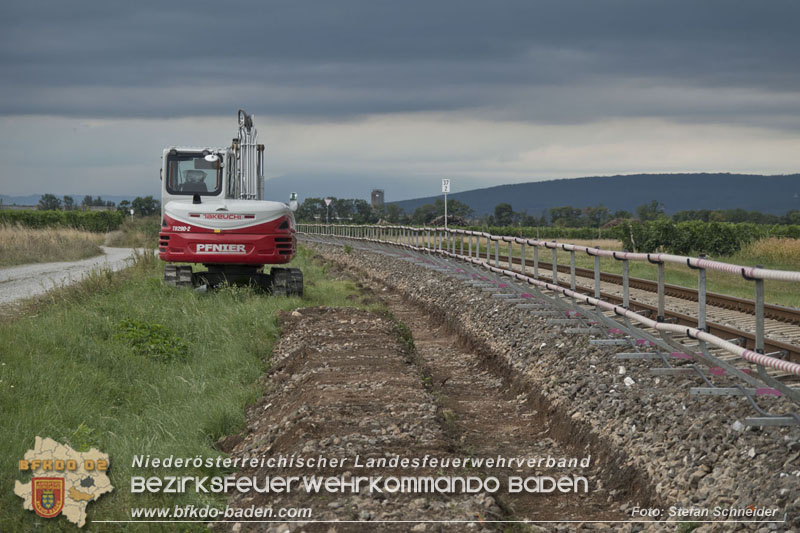 20250902_Pkw kollidiert mit Triebwagen der Aspangbahn in Günselsdorf   Foto: Stefan Schneider BFKDO BADEN