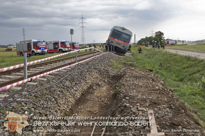 20250902_Pkw kollidiert mit Triebwagen der Aspangbahn in Günselsdorf   Foto: Stefan Schneider BFKDO BADEN