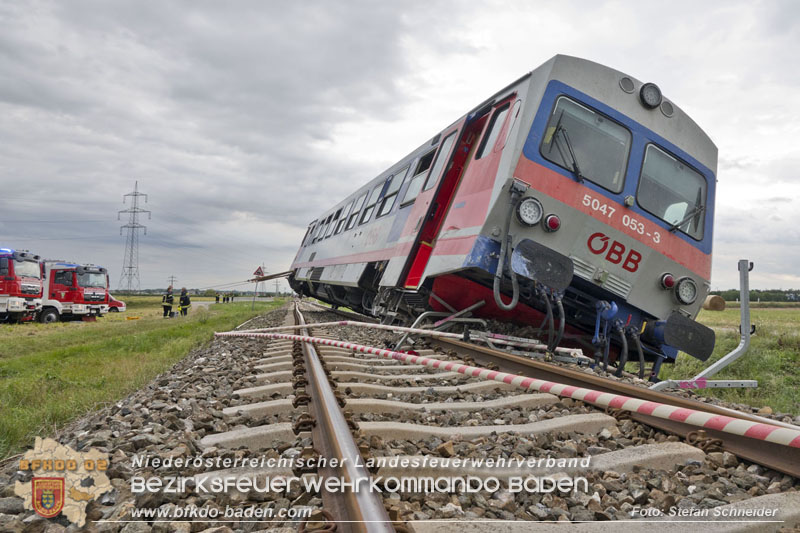 20250902_Pkw kollidiert mit Triebwagen der Aspangbahn in Günselsdorf   Foto: Stefan Schneider BFKDO BADEN