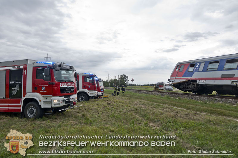 20250902_Pkw kollidiert mit Triebwagen der Aspangbahn in Günselsdorf   Foto: Stefan Schneider BFKDO BADEN