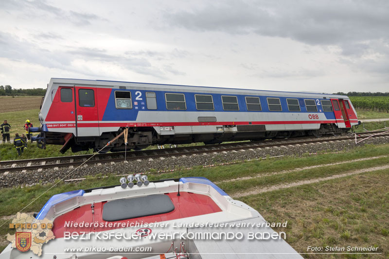 20250902_Pkw kollidiert mit Triebwagen der Aspangbahn in Günselsdorf   Foto: Stefan Schneider BFKDO BADEN