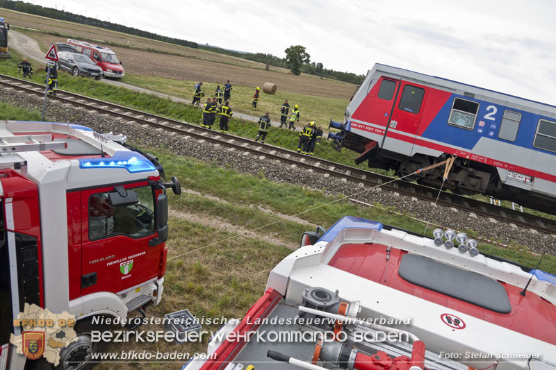 20250902_Pkw kollidiert mit Triebwagen der Aspangbahn in Günselsdorf   Foto: Stefan Schneider BFKDO BADEN