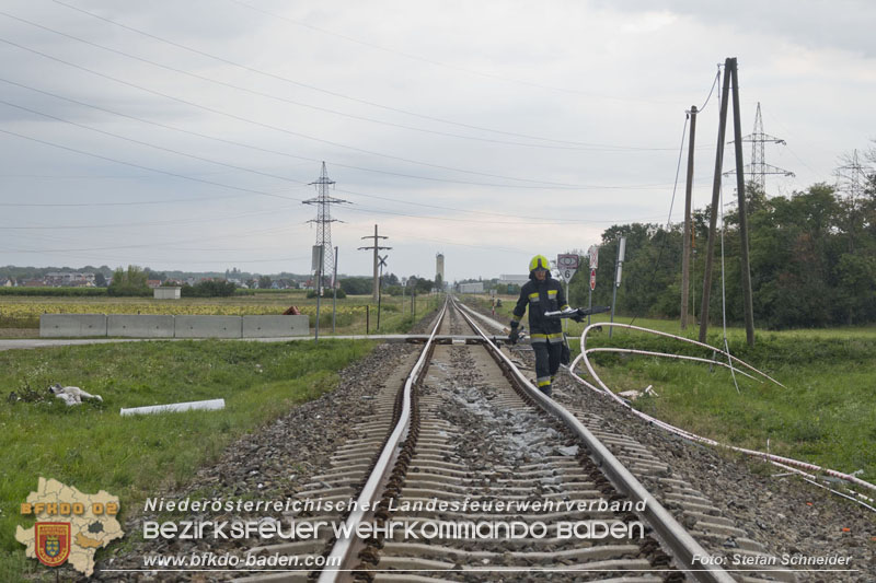 20250902_Pkw kollidiert mit Triebwagen der Aspangbahn in Günselsdorf   Foto: Stefan Schneider BFKDO BADEN