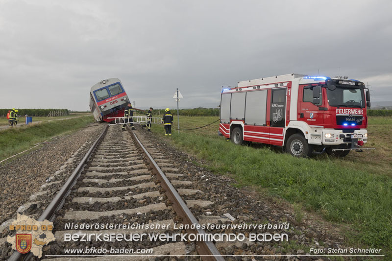 20250902_Pkw kollidiert mit Triebwagen der Aspangbahn in Günselsdorf   Foto: Stefan Schneider BFKDO BADEN