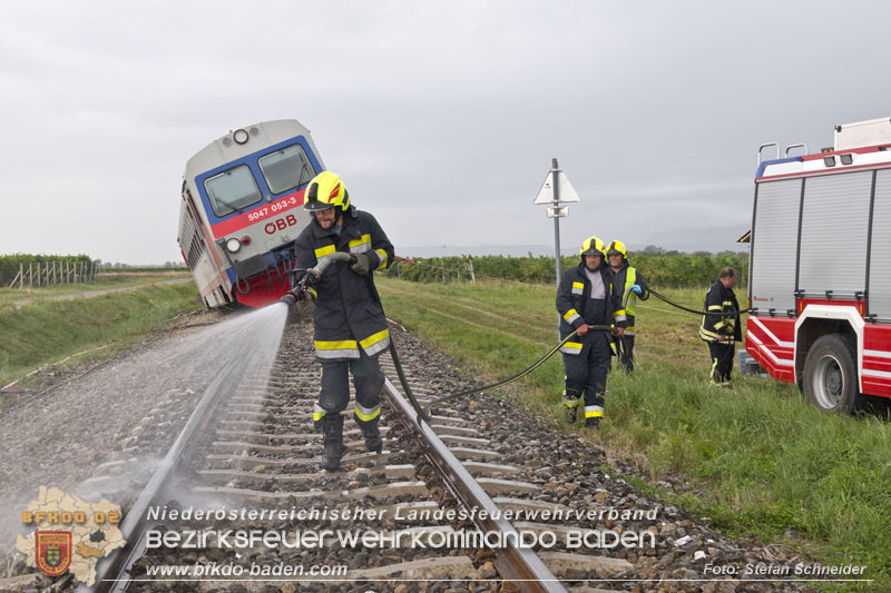 20250902_Pkw kollidiert mit Triebwagen der Aspangbahn in Günselsdorf   Foto: Stefan Schneider BFKDO BADEN