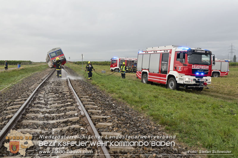 20250902_Pkw kollidiert mit Triebwagen der Aspangbahn in Günselsdorf   Foto: Stefan Schneider BFKDO BADEN