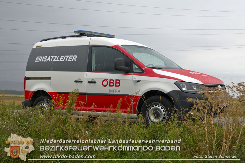 20250902_Pkw kollidiert mit Triebwagen der Aspangbahn in Günselsdorf   Foto: Stefan Schneider BFKDO BADEN