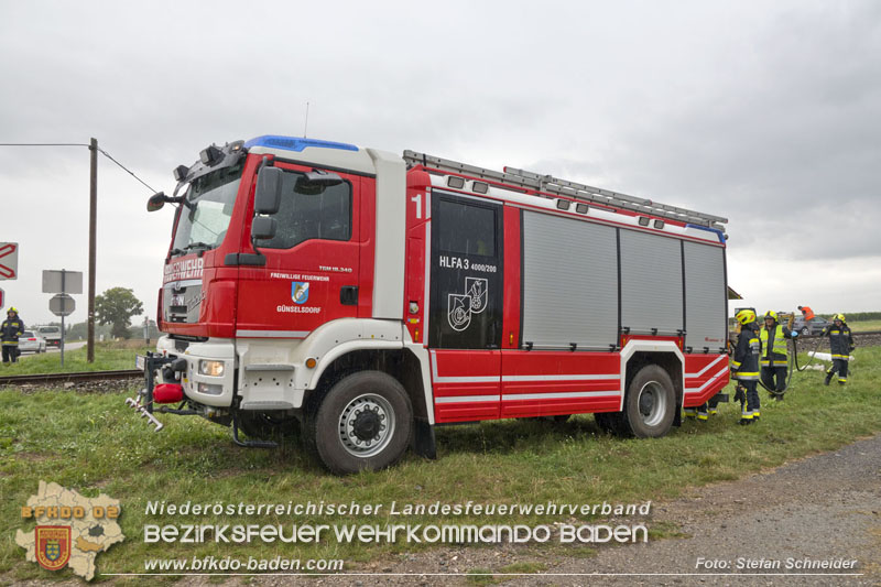 20250902_Pkw kollidiert mit Triebwagen der Aspangbahn in Günselsdorf   Foto: Stefan Schneider BFKDO BADEN
